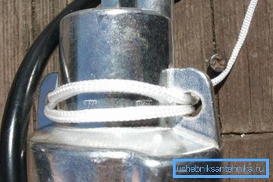 Es mejor colgar la bomba de un cordón de nylon. Es mejor colgar la bomba de un cordón de nylon.