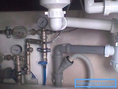 Bomba, medidores y tuberías se pueden colocar bajo la ducha. Bomba, medidores y tuberías se pueden colocar bajo la ducha.