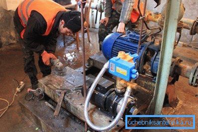 La bomba en la foto se instala en una base separada. La bomba en la foto se instala en una base separada.