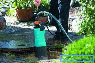 Bombear periódicamente extraer y dejar correr agua limpia.