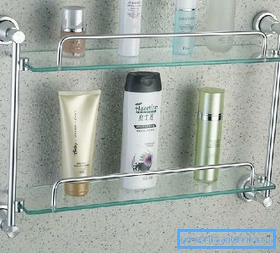 Los estantes de pared son ideales para un amplio compartimento de ducha.