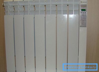 Radiador eléctrico montado en la pared, que está equipado con un dispositivo de control y no está conectado al sistema Radiador eléctrico montado en la pared, que está equipado con un dispositivo de control y no está conectado al sistema