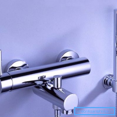 En la cocina se puede usar una ducha higiénica de pared con una batidora, especialmente si hay varios lavabos ubicados a cierta distancia entre sí. En la cocina se puede usar una ducha higiénica de pared con una batidora, especialmente si hay varios lavabos ubicados a cierta distancia entre sí.