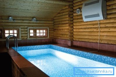 Secador de aire montado en la pared en una piscina privada. Secador de aire montado en la pared en una piscina privada.