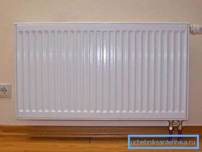 Convector de agua de acero de pared con termostato mecánico. Convector de agua de acero de pared con termostato mecánico.