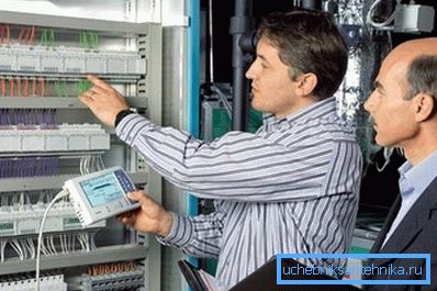 Se ajusta automáticamente para la ventilación con sus propias manos utilizando dispositivos especiales. Se ajusta automáticamente para la ventilación con sus propias manos utilizando dispositivos especiales.