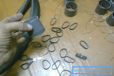Estiramos los anillos de goma en la pieza de trabajo. Estiramos los anillos de goma en la pieza de trabajo.
