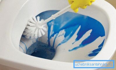 Limpiar el baño no siempre es tan fácil. Limpiar el baño no siempre es tan fácil.