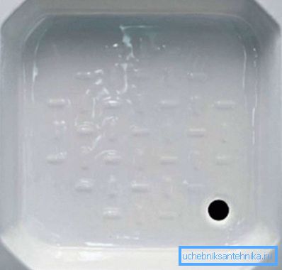 No olvide que el drenaje se puede ubicar en diferentes lugares de la plataforma, lo que afecta el número de tuberías necesarias. No olvide que el drenaje se puede ubicar en diferentes lugares de la plataforma, lo que afecta el número de tuberías necesarias.