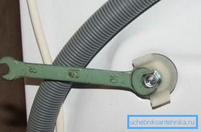 Recuerde retirar los tornillos de envío. Recuerde retirar los tornillos de envío.