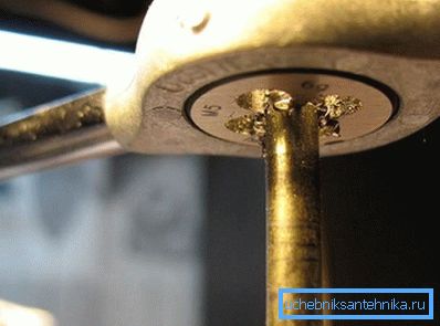 No olvides lubricar la pieza de trabajo. No olvides lubricar la pieza de trabajo.