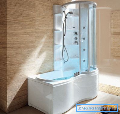 Un pequeño cuarto de baño con una cabina de ducha es un ejemplo de un compromiso entre los dos enfoques. Un pequeño cuarto de baño con una cabina de ducha es un ejemplo de un compromiso entre los dos enfoques.