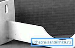 Pequeños, a primera vista, los ganchos para productos de hierro fundido se sujetan a la pared con anclajes de acero Pequeños, a primera vista, los ganchos para productos de hierro fundido se sujetan a la pared con anclajes de acero