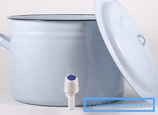 Pequeño tanque esmaltado con grifo. Pequeño tanque esmaltado con grifo.