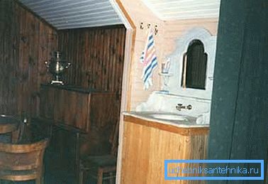 Algunos artesanos usan para este propósito un gabinete regular con un fregadero, sobre el cual simplemente instalan un tanque con agua. Algunos artesanos usan para este propósito un gabinete regular con un fregadero, sobre el cual simplemente instalan un tanque con agua.