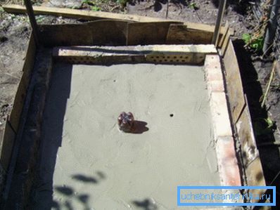 Algunos artesanos prefieren hacer ciruelas combinadas a la manera de un palet de pleno derecho, pero solo de concreto, seguido de un revestimiento de madera. Algunos artesanos prefieren hacer ciruelas combinadas a la manera de un palet de pleno derecho, pero solo de concreto, seguido de un revestimiento de madera.