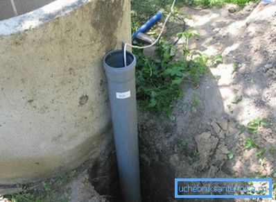 Algunos maestros prefieren hacer un grifo justo al lado de la estructura o crear una tubería para los cables de suministro de electricidad.