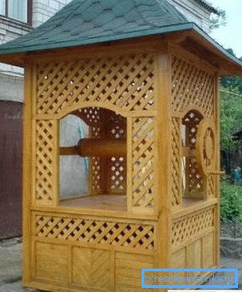 Algunos artesanos prefieren no hacer grandes estructuras, pero se limitan a cercas estilizadas que se unen en un solo sistema con la parte que sobresale del pozo. Algunos artesanos prefieren no hacer grandes estructuras, pero se limitan a cercas estilizadas que se unen en un solo sistema con la parte que sobresale del pozo.