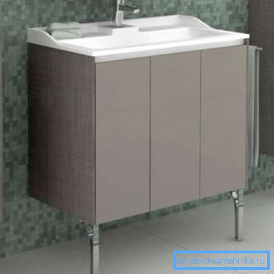 Algunos muebles de piso en estas habitaciones están mejor equipados con patas, de modo que si el agua toca accidentalmente la superficie, no tendrá contacto directo con ellos. Algunos muebles de piso en estas habitaciones están mejor equipados con patas, de modo que si el agua toca accidentalmente la superficie, no tendrá contacto directo con ellos.