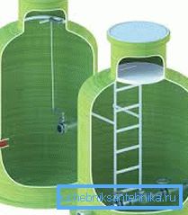Algunas bocas de acceso se utilizan para sistemas de suministro de agua y pueden equiparse con escaleras pequeñas. Algunas bocas de acceso se utilizan para sistemas de suministro de agua y pueden equiparse con escaleras pequeñas.