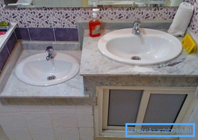 Algunos propietarios de apartamentos o casas particulares prefieren instalar dos lavamanos en diferentes niveles, de modo que uno de ellos pueda ser utilizado por un niño. Algunos propietarios de apartamentos o casas particulares prefieren instalar dos lavamanos en diferentes niveles, de modo que uno de ellos pueda ser utilizado por un niño.