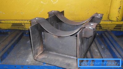 Soporte fijo para tubos de suministro de calor de metal. Soporte fijo para tubos de suministro de calor de metal.