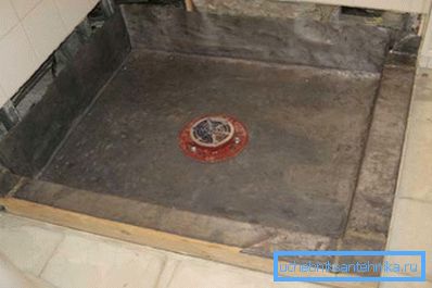 Un nicho para un plato de ducha de hierro fundido profundo 80x80 debe prepararse cuidadosamente, prestando especial atención al desagüe Un nicho para un plato de ducha de hierro fundido profundo 80x80 debe prepararse cuidadosamente, prestando especial atención al desagüe