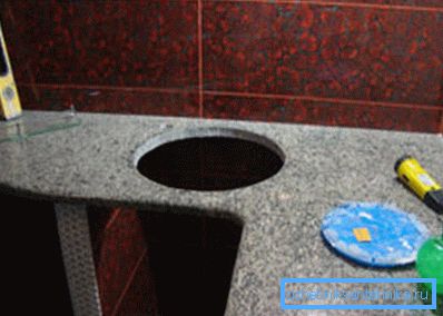 Nicho bajo un fregadero redondo en la cocina. Nicho bajo un fregadero redondo en la cocina.