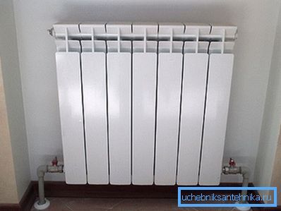Conexión inferior. El radiador está equipado con una grúa Mayevsky en el atasco de tráfico superior. Conexión inferior. El radiador está equipado con una grúa Mayevsky en el atasco de tráfico superior.