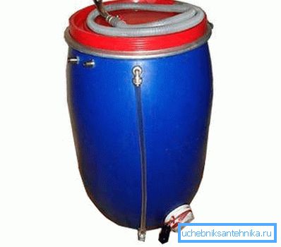 Instalación inferior de elementos de calefacción en el tanque de ducha de plástico. Instalación inferior de elementos de calefacción en el tanque de ducha de plástico.