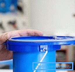 La parte inferior del cuerpo se fija en la carcasa sobre el anillo de sellado con pernos especiales, apretándolos firmemente. La parte inferior del cuerpo se fija en la carcasa sobre el anillo de sellado con pernos especiales, apretándolos firmemente.