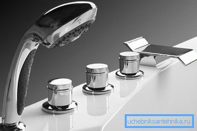 Conocimientos ergonómicos: un baño con un grifo a bordo. Conocimientos ergonómicos: un baño con un grifo a bordo.