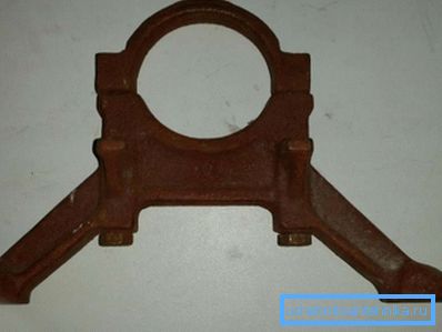 Patas para la instalación de radiadores de hierro fundido en el suelo. Patas para la instalación de radiadores de hierro fundido en el suelo.