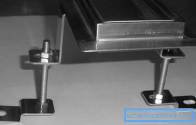 Las patas de la plataforma están equipadas con orificios de montaje y tornillos para ajustar el nivel y la altura. Las patas de la plataforma están equipadas con orificios de montaje y tornillos para ajustar el nivel y la altura.