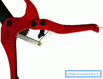 Tijeras para cortar tubos de polímero. Tijeras para cortar tubos de polímero.