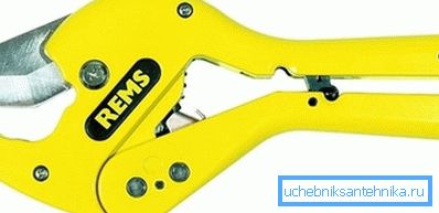 Tijeras para cortar tubos de plástico. Tijeras para cortar tubos de plástico.