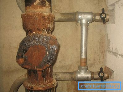 Antiguo sistema de alcantarillado de hierro fundido que necesita reparación. Antiguo sistema de alcantarillado de hierro fundido que necesita reparación.