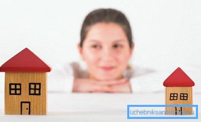 Calentar una unidad de área de una casa grande es más barato que una pequeña.