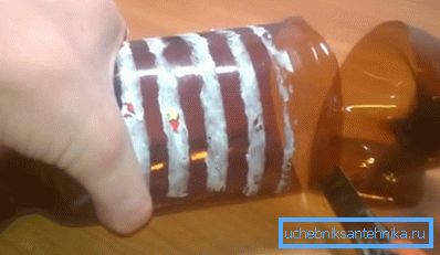 Cortar el fondo de la botella. Cortar el fondo de la botella.