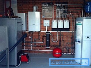 La disposición de una sala de calderas con unidades de varios tipos permite no solo ahorrar, sino también, si es necesario, ser independiente de los proveedores de gas o electricidad.