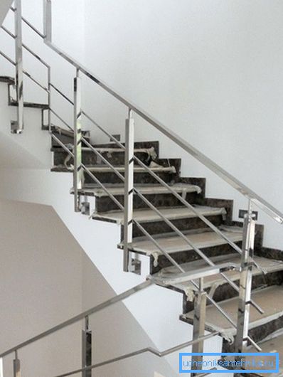 Arreglo de una escalera por tubos con forma. Arreglo de una escalera por tubos con forma.