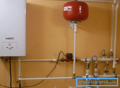 Encuadernación de una caldera eléctrica para calefacción con tubos de polipropileno. Encuadernación de una caldera eléctrica para calefacción con tubos de polipropileno.