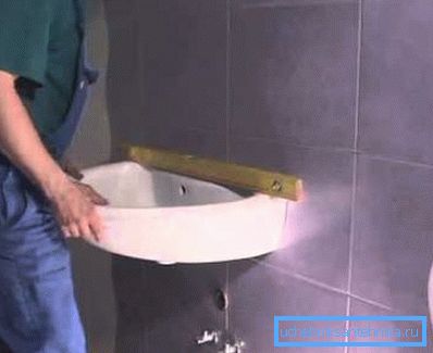 Asegúrese de verificar que la instalación sea correcta utilizando el nivel de construcción. Asegúrese de verificar que la instalación sea correcta utilizando el nivel de construcción.