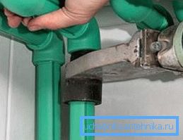 Herramienta de crimpado para eliminar pequeñas fugas.