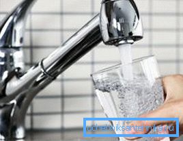 Agua de grifo purificada Agua de grifo purificada