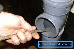 La limpieza de las aguas residuales con un cable es un método eficaz La limpieza de las aguas residuales con un cable es un método eficaz