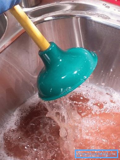 Limpieza de tuberías de alcantarillado con agua y émbolo. Limpieza de tuberías de alcantarillado con agua y émbolo.