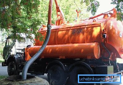 Limpieza del sumidero con una máquina de aspener. Limpieza del sumidero con una máquina de aspener.