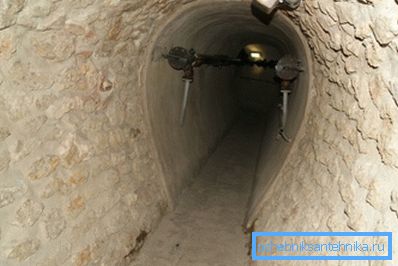 Una de las exhibiciones del museo de alcantarillado en París es el sitio del antiguo coleccionista. Una de las exhibiciones del museo de alcantarillado en París es el sitio del antiguo coleccionista.
