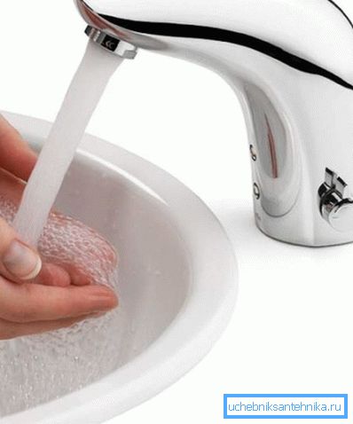 Una sola batidora se utiliza en ausencia de agua caliente. Una sola batidora se utiliza en ausencia de agua caliente.